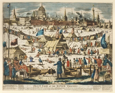 1814年手工着色木刻版画《泰晤士河上的弗罗斯特集市》（Frost Fair on the River Thames）。在画面中心，两个临时帐篷成了金酒的贩卖场所。© britishmuseum.org