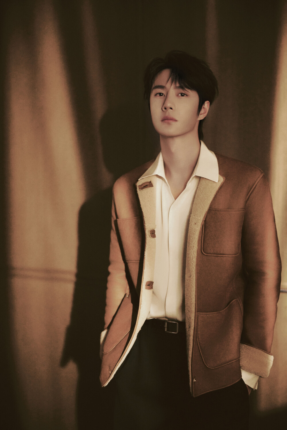 #王一博[超话]# · #王一博央视跨年晚会#
目有繁星，心有山海，循迹光影时，自有到来风。
今晚20：00锁定《启航2025——中央广播电视总台跨年晚会》，与@UNIQ-王一博 一起唱响天高海阔，迎接2025！✨
央视综合频道（CCTV-1）、综艺频道（CCTV-3）、音乐频道（CCTV-15），央视新闻、央视频、央视网、云听，以及音乐之声、经典音乐广播、文艺之声等平台同步播出。