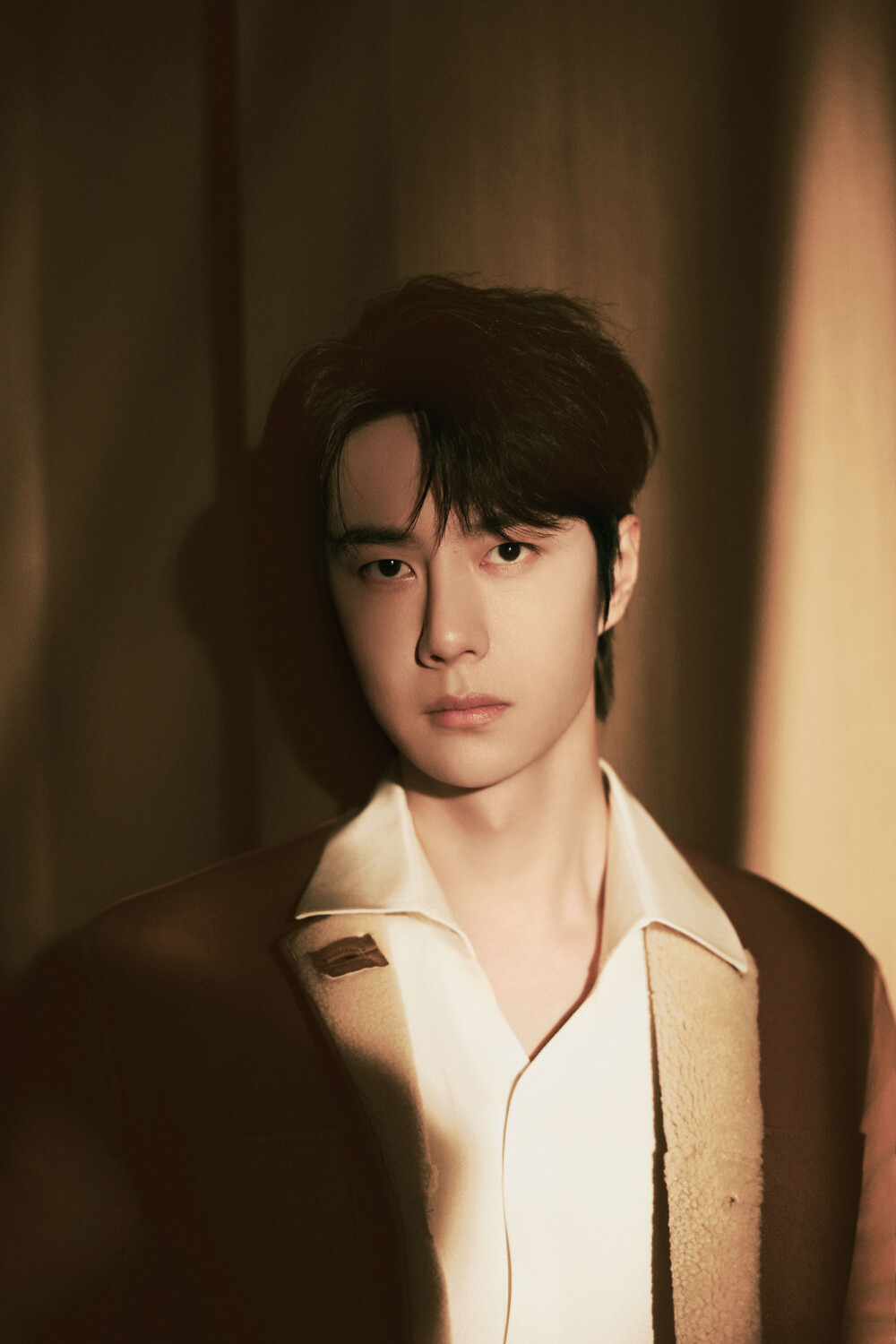 #王一博[超话]# · #王一博央视跨年晚会#
目有繁星，心有山海，循迹光影时，自有到来风。
今晚20：00锁定《启航2025——中央广播电视总台跨年晚会》，与@UNIQ-王一博 一起唱响天高海阔，迎接2025！✨
央视综合频道（CCTV-1）、综艺频道（CCTV-3）、音乐频道（CCTV-15），央视新闻、央视频、央视网、云听，以及音乐之声、经典音乐广播、文艺之声等平台同步播出。