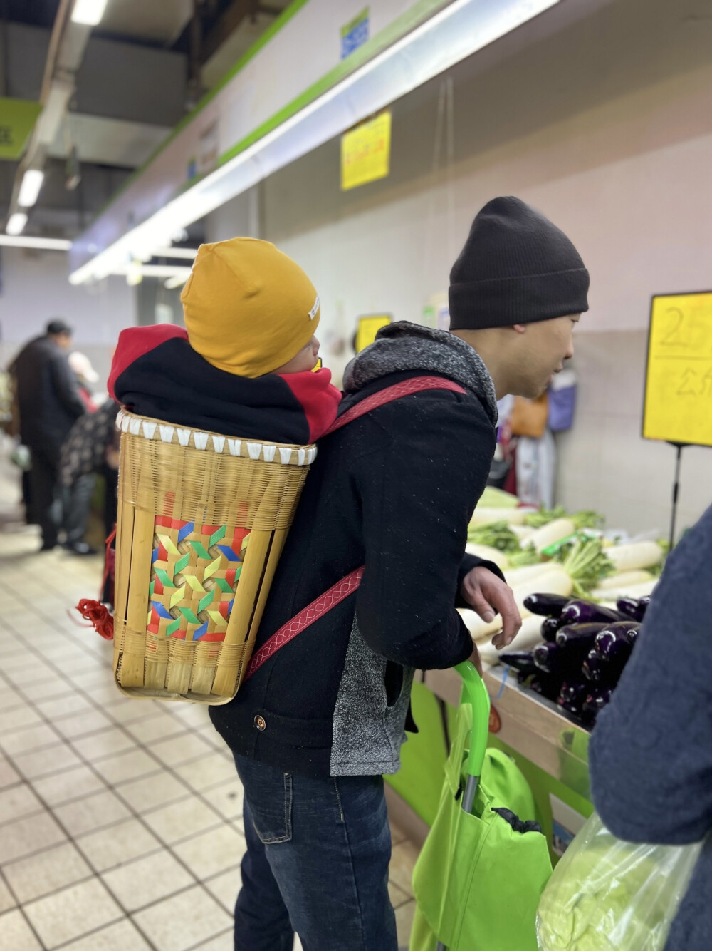 在云南的第一天，味蕾饱和度200%
吃了木姜子鸡脚、糊辣鸡脚、释迦、枇杷、蓝莓、白草莓、玫瑰甜米酒、鲜花包子、玉米粑粑、牛干巴、大油条、喃咪烤鱼、野薄荷小米辣炒牛肉、凉拌树番茄、酸木瓜泡酒、蘸水豆腐、七彩花生、烧洋芋、傣味舂醉虾、烤生蚝、鲜炖枇杷、烤肉串、红毛丹
打卡五眼桥农博广场和双桥夜市，云南靠近泰国，泰式按摩很正宗，出来玩永远要逛菜市场和SPA按摩。