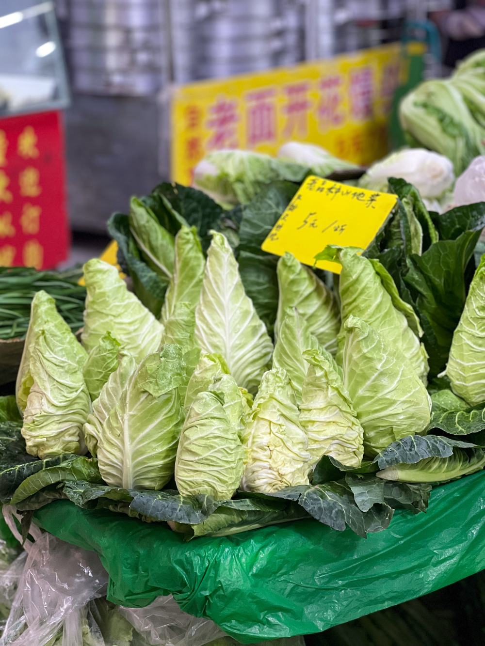 在云南的第一天，味蕾饱和度200%
吃了木姜子鸡脚、糊辣鸡脚、释迦、枇杷、蓝莓、白草莓、玫瑰甜米酒、鲜花包子、玉米粑粑、牛干巴、大油条、喃咪烤鱼、野薄荷小米辣炒牛肉、凉拌树番茄、酸木瓜泡酒、蘸水豆腐、七彩花生、烧洋芋、傣味舂醉虾、烤生蚝、鲜炖枇杷、烤肉串、红毛丹
打卡五眼桥农博广场和双桥夜市，云南靠近泰国，泰式按摩很正宗，出来玩永远要逛菜市场和SPA按摩。