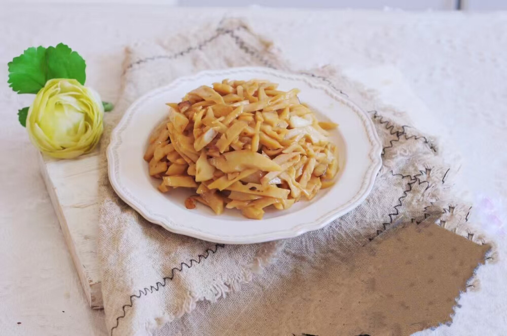 每日一素：
学做各种各样的素✨食，第一为了自己身体健康，营养均衡，第二做出健康漂亮的素✨食能感染到周围的朋友参与吃✨素，多一盘素✨菜就会少一盘荤菜，环保地球！让世界变的更加美好！
素炒藕丝
食材: 藕、生抽、盐、蘑菇精、生姜、淀粉
做 法:
1. 藕洗净去皮切丝，生姜切碎，生抽2勺、淀粉适量均匀；
2. 热锅入油，炒香姜末，加入藕，倒入料汁翻炒断生；
3. 装盘开吃，好吃不怕胖。
​