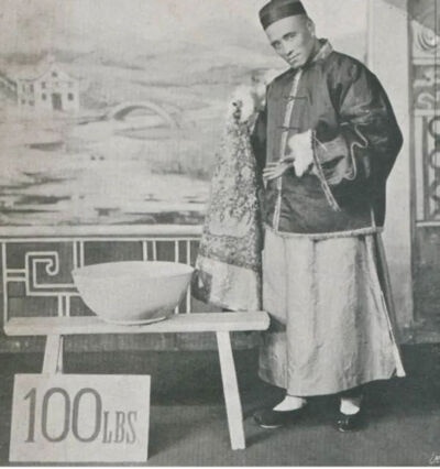 魔术师金陵福，本名朱连魁，1854年生于北京。照片为他在1898年赴美表演时的成名作，大碗飞水。照片中大碗下面的牌子上写着“100磅”，约45.4千克。当时他还用其他绝活征服了美国观众，比如从口中喷火或喷出浓烟，或…