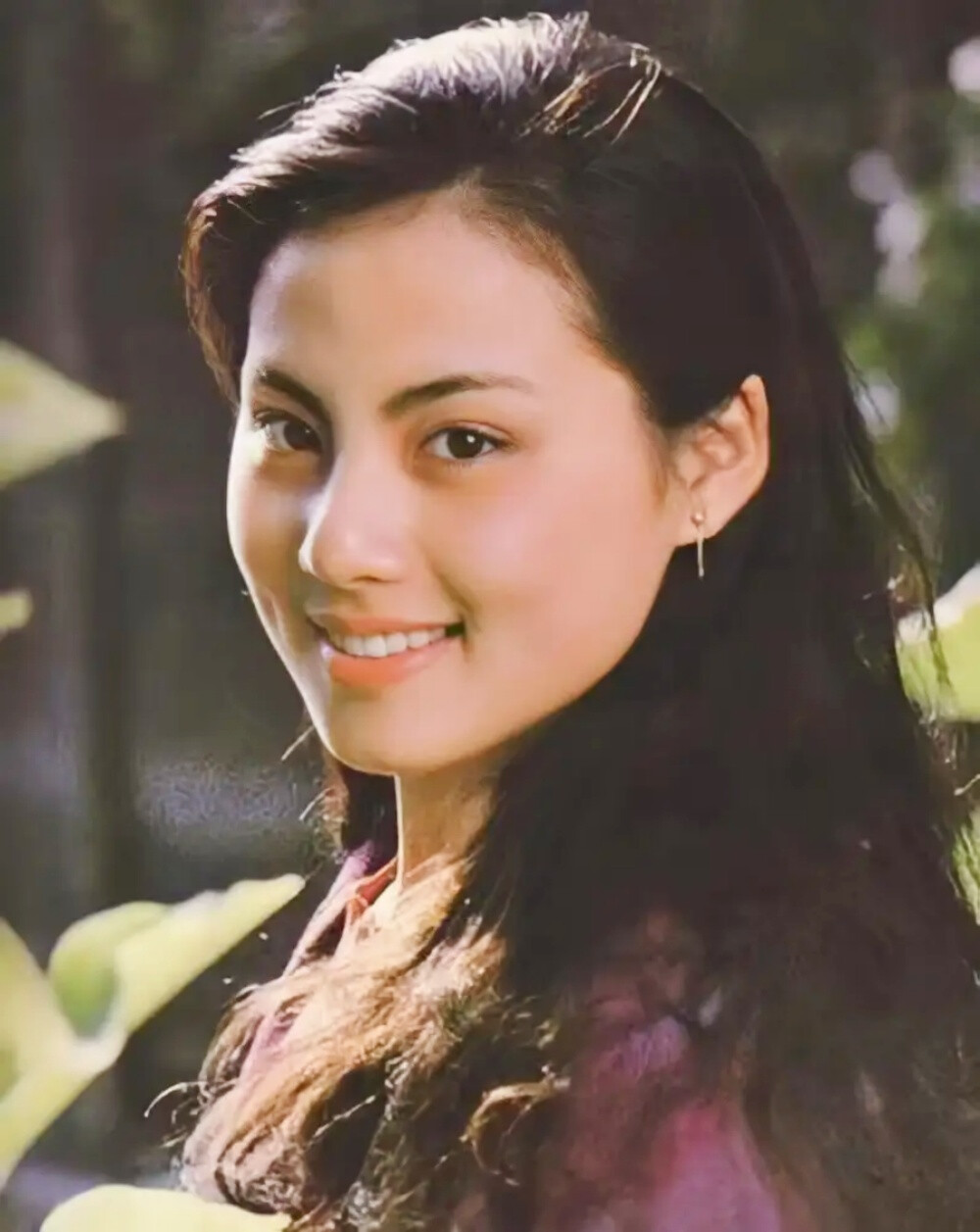 乐韵1967年出生于上海，她那双动人的丹凤眼，迷人的酒窝，圆润的脸庞，微翘的嘴角，赢得观众喜爱，被称为当时最靓丽而甜美的影星。后因感情问题，乐韵从13楼一跃而下，结束了自己最可贵的青春年华，年仅28岁。