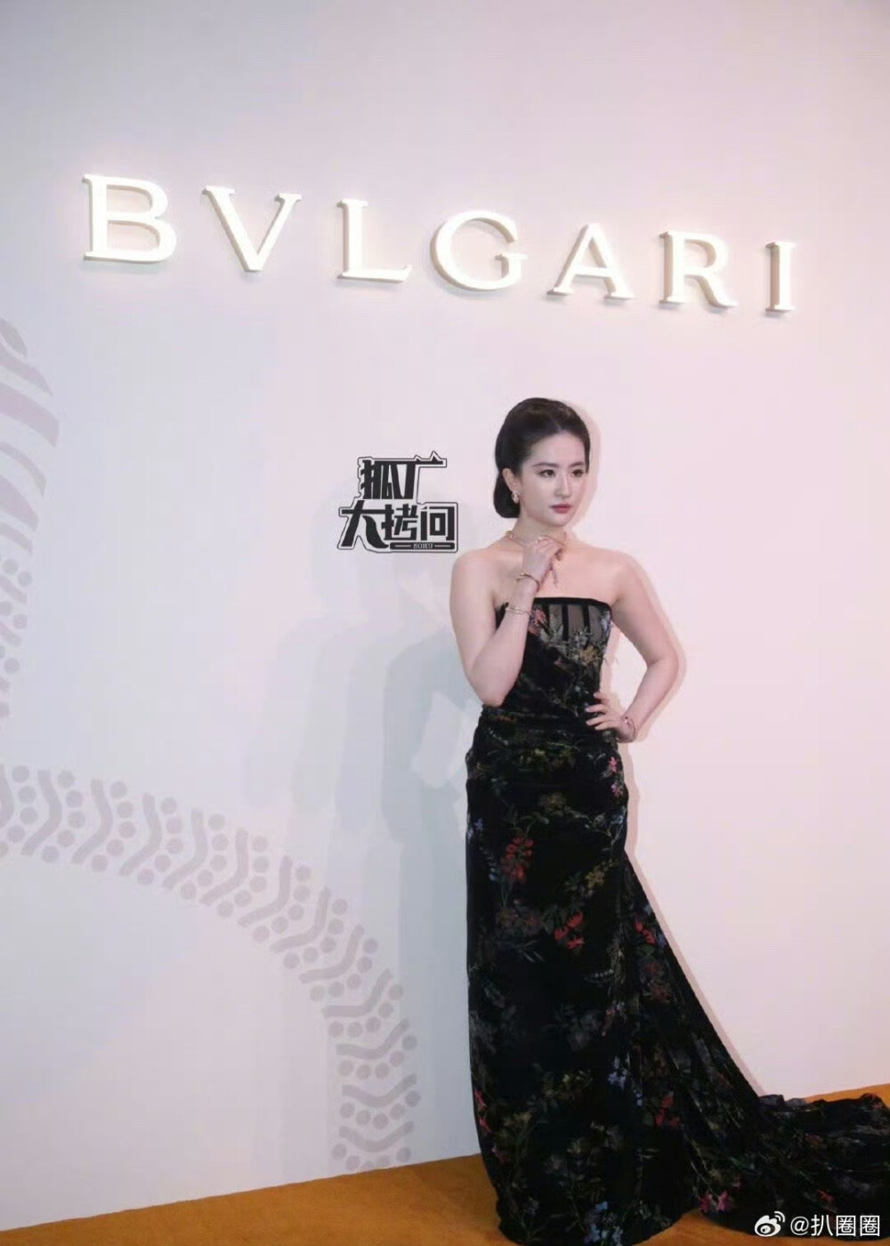 刘亦菲应邀出席亮相 上海BVLGARI “灵蛇·生生不已”特展红毯，Elie Saab 高定搭配 Serpenti 系列高级珠宝
刘亦菲宝格丽全球品牌代言人