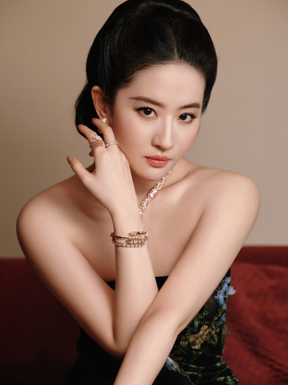 刘亦菲应邀出席亮相 上海BVLGARI “灵蛇·生生不已”特展红毯晚宴，Elie Saab 高定搭配 Serpenti 系列高级珠宝
刘亦菲宝格丽全球品牌代言人2025.1.8