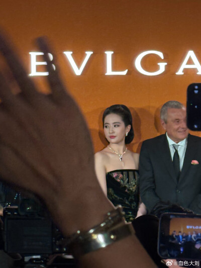 刘亦菲应邀出席亮相 上海BVLGARI “灵蛇·生生不已”特展红毯，Elie Saab 高定搭配 Serpenti 系列高级珠宝
刘亦菲宝格丽全球品牌代言人