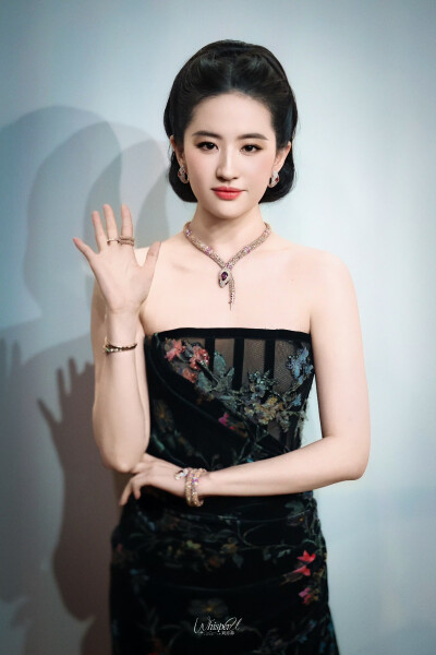 刘亦菲应邀出席亮相 上海BVLGARI “灵蛇·生生不已”特展红毯，Elie Saab 高定礼服搭配 Serpenti 系列高级珠宝
刘亦菲宝格丽全球品牌代言人2025.1.8