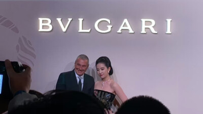 刘亦菲应邀出席亮相 上海BVLGARI “灵蛇·生生不已”特展红毯，Elie Saab 高定搭配 Serpenti 系列高级珠宝
刘亦菲宝格丽全球品牌代言人