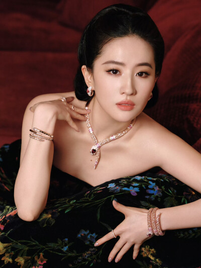 刘亦菲应邀出席亮相 上海BVLGARI “灵蛇·生生不已”特展红毯晚宴，Elie Saab 高定搭配 Serpenti 系列高级珠宝
刘亦菲宝格丽全球品牌代言人2025.1.8