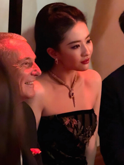 刘亦菲应邀出席亮相 上海BVLGARI “灵蛇·生生不已”特展红毯造型，Elie Saab 高定礼服搭配 Serpenti 系列高级珠宝
刘亦菲宝格丽全球品牌代言人2025.1.8