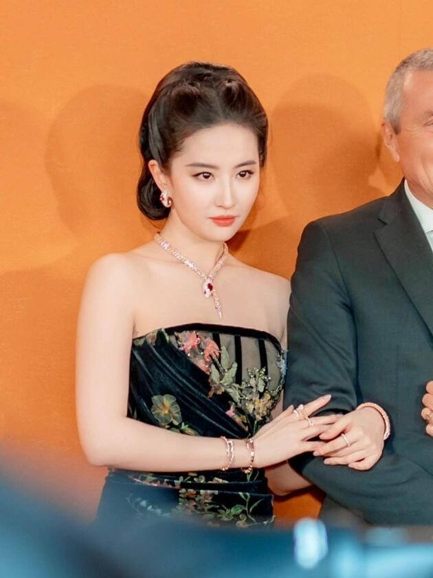 刘亦菲应邀出席亮相 上海BVLGARI “灵蛇·生生不已”特展红毯造型，Elie Saab 高定礼服搭配 Serpenti 系列高级珠宝
刘亦菲宝格丽全球品牌代言人2025.1.8