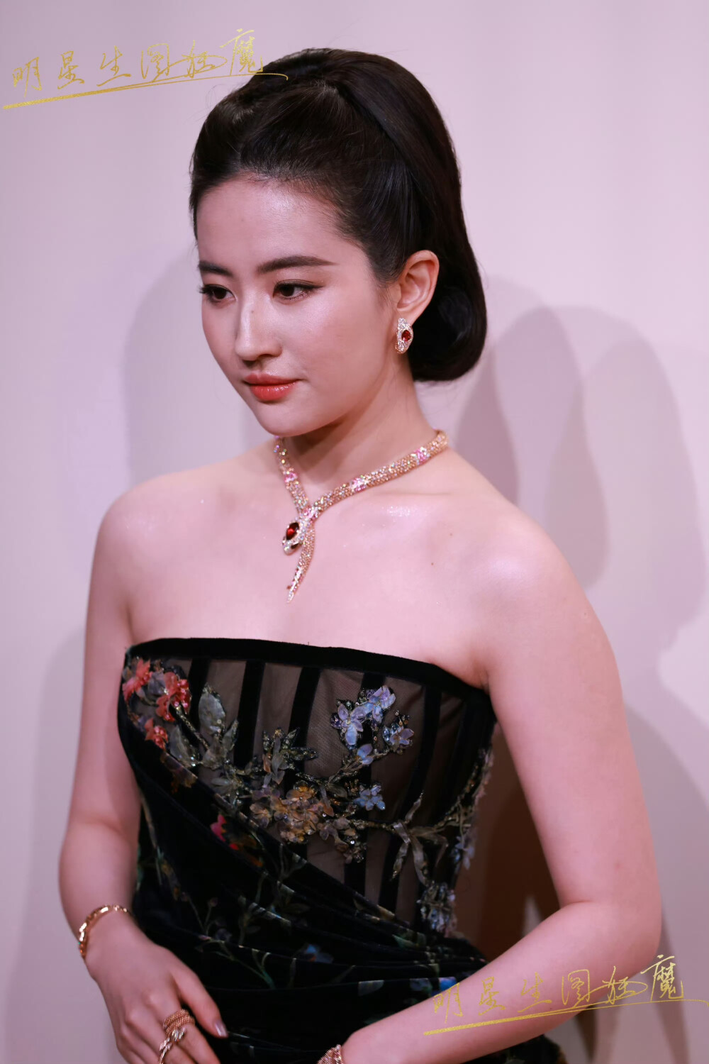 刘亦菲应邀出席亮相 上海BVLGARI “灵蛇·生生不已”特展红毯造型，Elie Saab 高定礼服搭配 Serpenti 系列高级珠宝
刘亦菲宝格丽全球品牌代言人2025.1.8