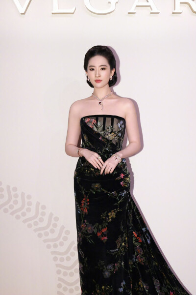 刘亦菲应邀出席亮相 上海BVLGARI “灵蛇·生生不已”特展红毯造型，Elie Saab 高定礼服搭配 Serpenti 系列高级珠宝
刘亦菲宝格丽全球品牌代言人2025.1.8