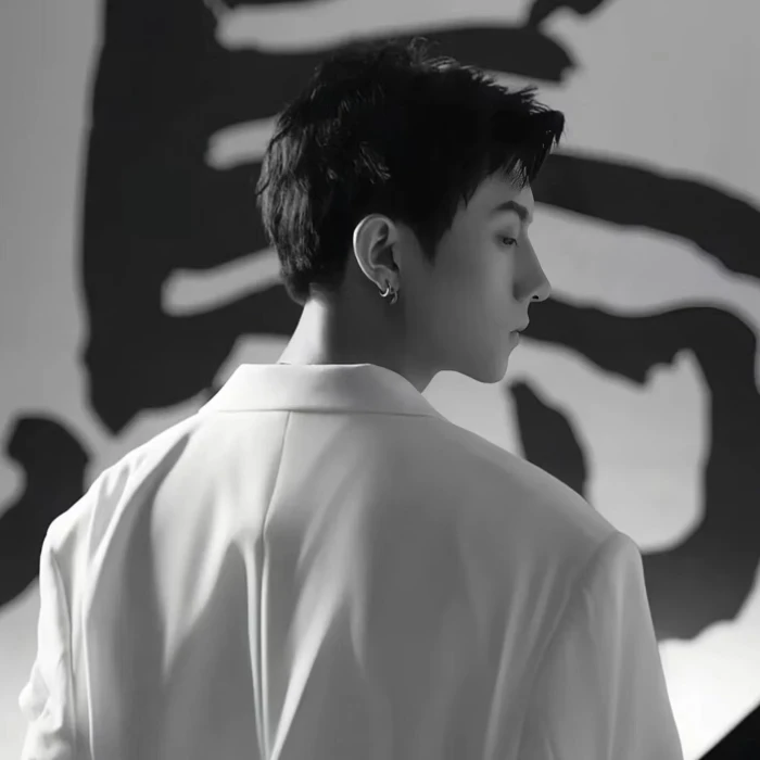 你静静居住在我心里，如同满月居于夜空