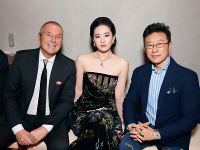 刘亦菲应邀出席亮相 上海BVLGARI “灵蛇·生生不已”特展红毯造型，Elie Saab 高定礼服搭配 Serpenti 系列高级珠宝
刘亦菲宝格丽全球品牌代言人2025.1.8