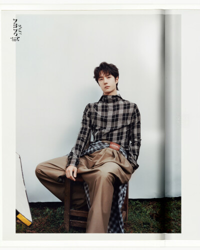 LOEWE罗意威：
和 LOEWE 罗意威全球品牌代言人 @UNIQ-王一博 一起潜入西班牙加泰罗尼亚地区迷雾萦绕的自然山野，探索2025春夏系列形象大片的创作幕后。
#罗意威2025春夏系列# #罗意威匠心造艺# ???