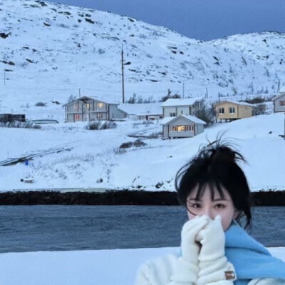 像救赎的光又像坠落的灰