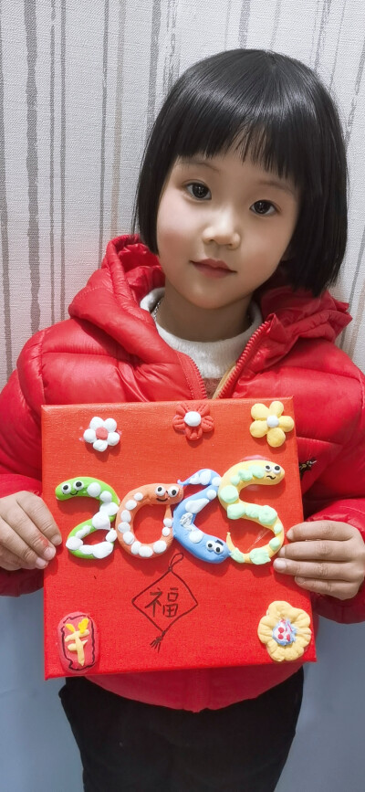 粘土画《蛇年大吉》