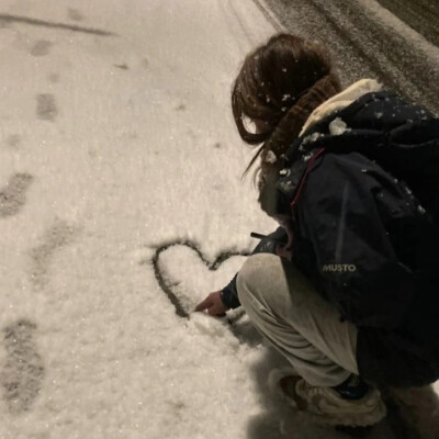 女生头像 雪地画心