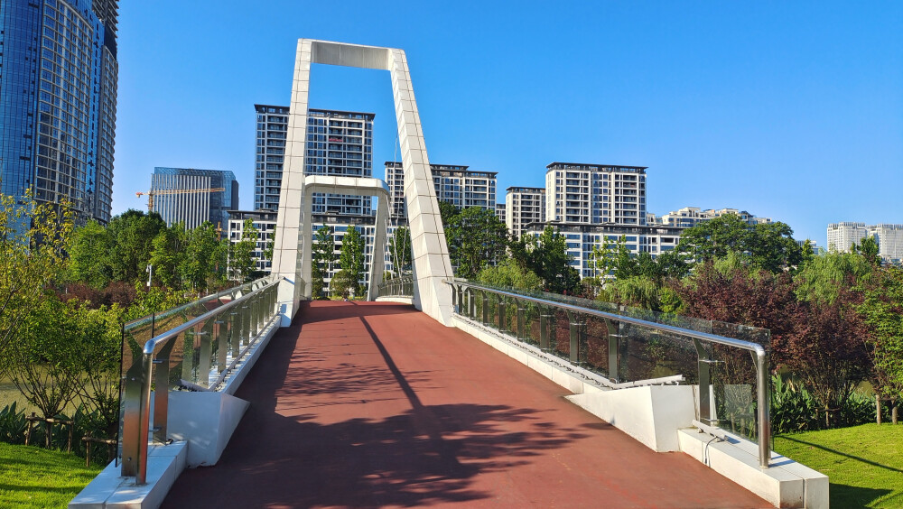 吉安后河梦回庐陵景区拍摄的一座桥，造型有点像钢琴，也有点像古筝，晚上看起来更加漂亮！