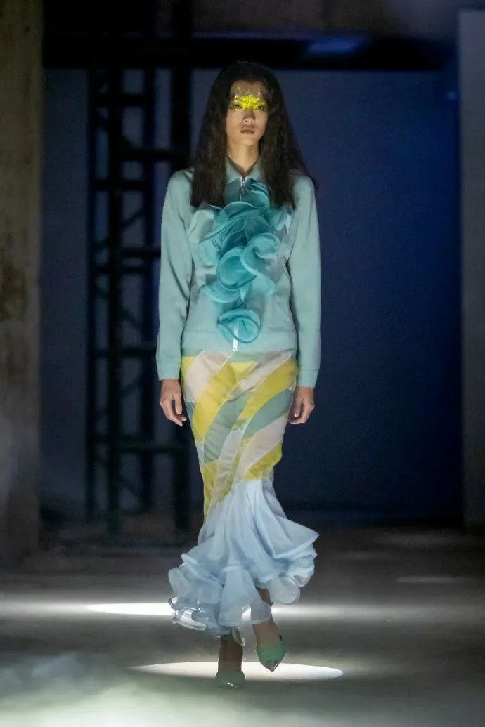 本次2023春夏系列以“Fly me to the moon”为主题。皮革和铆钉结合以圆锥礼裙，浪漫的配色，纱质轻柔同时若隐若现，铆钉张狂，皮革将欲望展现，进与退之问的踌躇。扭转的花朵，金属夏花被钉珠在连衣裙或大衣，熠熠生辉......关于爱的讨论，从服饰上延续到任何一处角落。