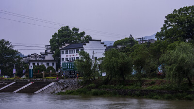 新安江边锦潭村