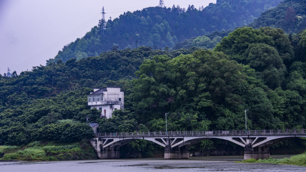 新安江山涧民宅