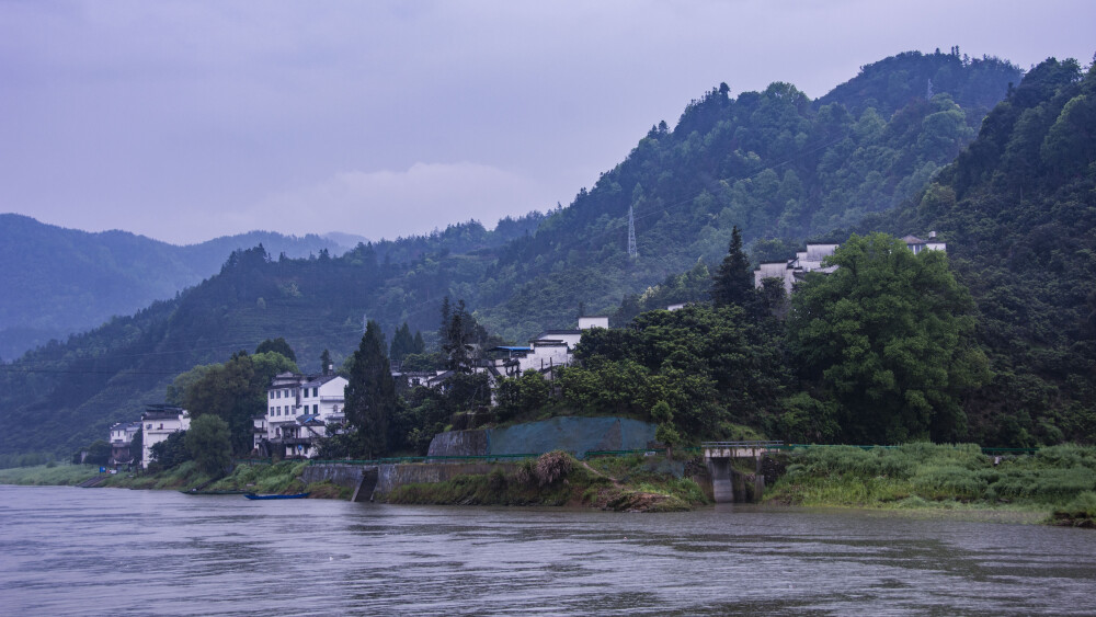 新安江山涧民宅