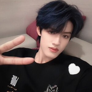 ▫️闭上眼睛 我好想带你到我的星星




张极