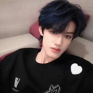 ▫️闭上眼睛 我好想带你到我的星星




张极