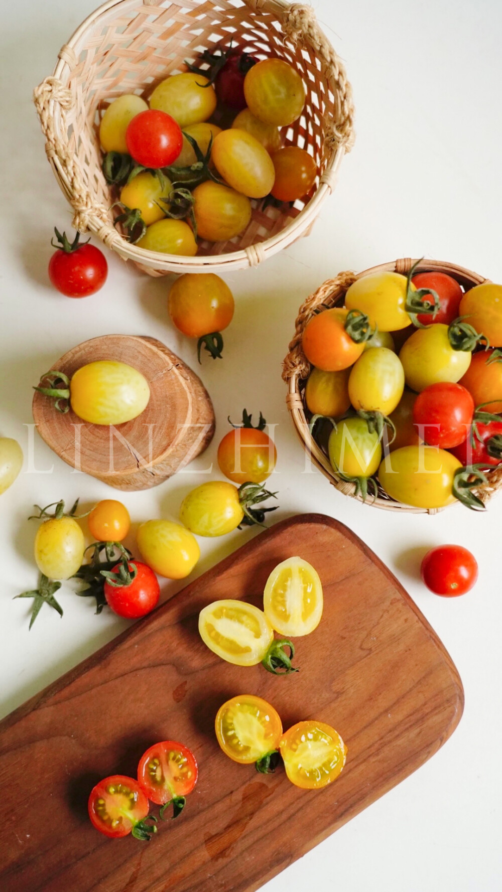 还有三天就过年了，每天都在收到各种朋友们寄来的年货礼物带来的幸福中度过。今天收到朋友自己种的带着泥土的新鲜小番茄，颗颗都好吃，酸的好吃，甜的也好吃，肉厚瓤少的好吃，肉薄瓤多的也好吃。妈呀，平时外头买的都被比下去了。这几年水果店总喜欢吹嘘某某水果是冰激淋口感，实则差得远。今天总算吃到“真冰激淋”小番茄，感谢朋友的馈赠！想要一块地自己种点儿东西的心情又达到了顶峰。