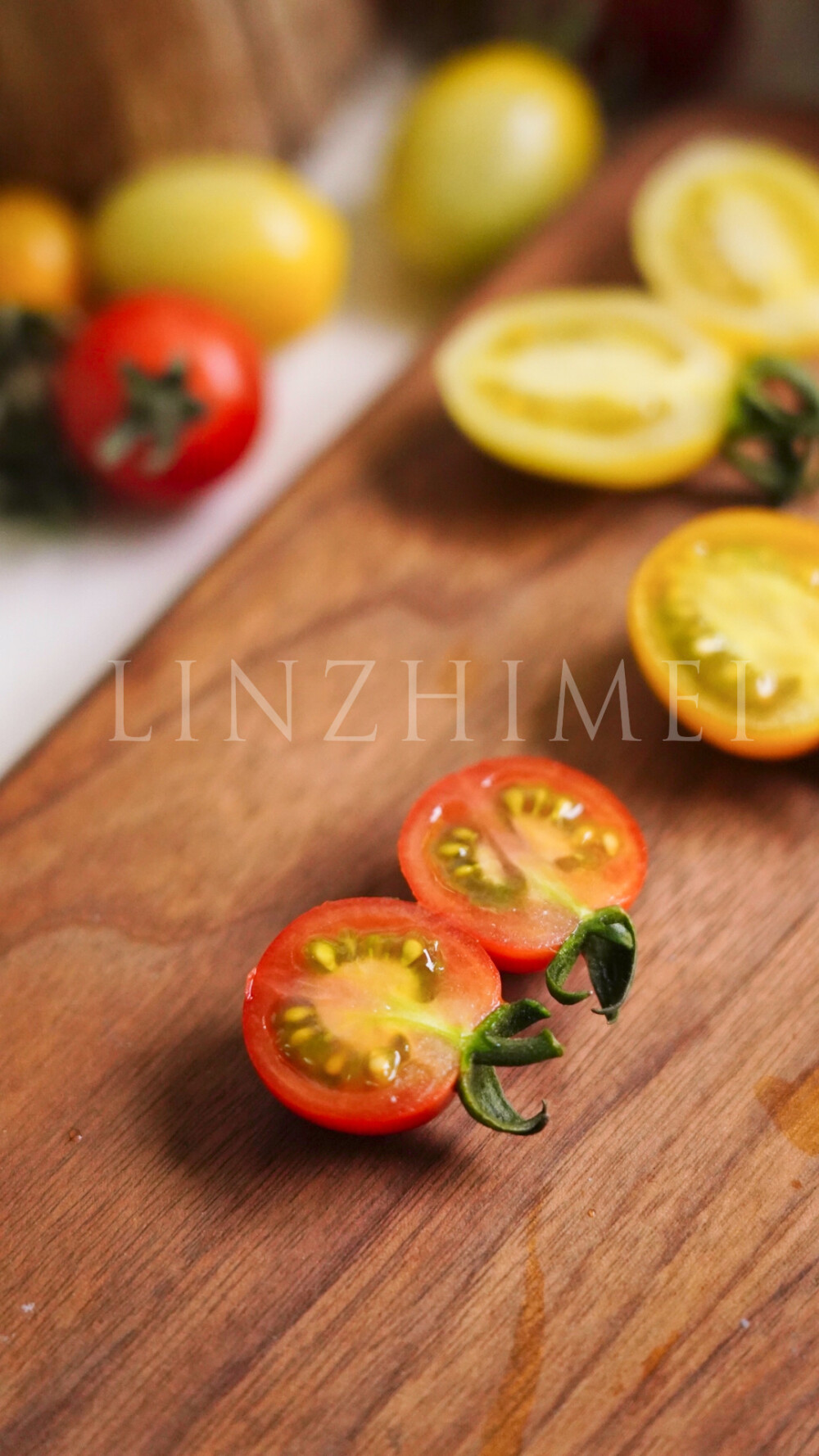 还有三天就过年了，每天都在收到各种朋友们寄来的年货礼物带来的幸福中度过。今天收到朋友自己种的带着泥土的新鲜小番茄，颗颗都好吃，酸的好吃，甜的也好吃，肉厚瓤少的好吃，肉薄瓤多的也好吃。妈呀，平时外头买的都被比下去了。这几年水果店总喜欢吹嘘某某水果是冰激淋口感，实则差得远。今天总算吃到“真冰激淋”小番茄，感谢朋友的馈赠！想要一块地自己种点儿东西的心情又达到了顶峰。