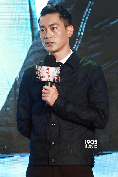 电影《道士下山》在北京举行首映礼陈国坤记录
导演陈凯歌，出品人兼总制片人陈红携手王宝强、郭富城、张震、林志玲、范伟、元华、王学圻、吴建豪、陈国坤、林雪、董琦以及主题曲演唱者张杰悉数亮相。