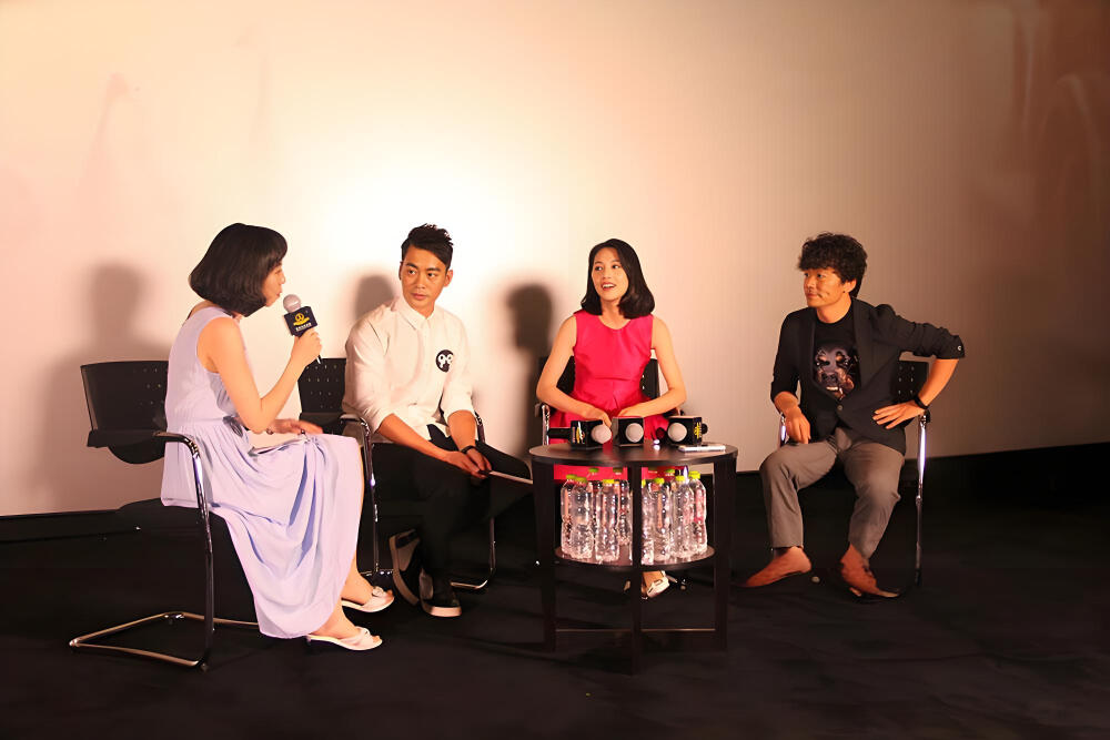 2015年7月3日，湖北武汉，电影《道士下山》在武汉举行新闻发布会和映后见面会。
王宝强 董琦 陈国坤