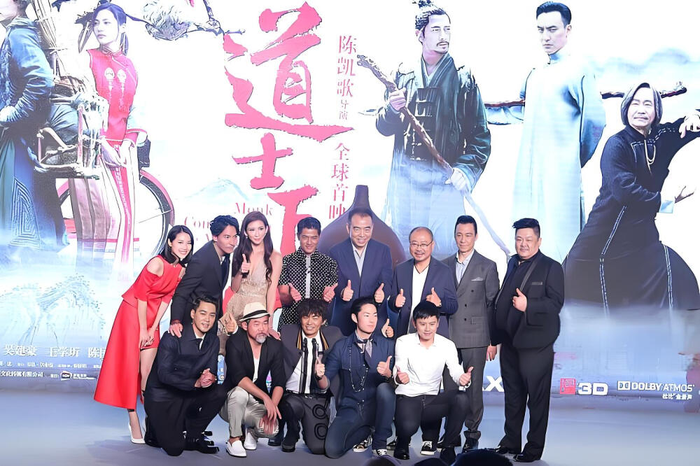 2015年07月，北京，《道士下山》首映礼。
林志玲 张震 郭富城 王宝强 吴建豪 王学圻 范伟 董琦 林雪 陈国坤