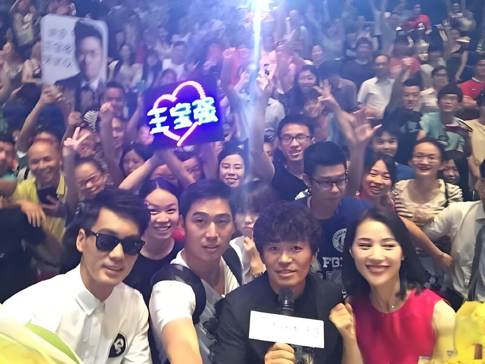 2015年7月3日，湖北武汉，电影《道士下山》在武汉举行新闻发布会和映后见面会。
王宝强 董琦 陈国坤