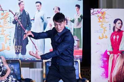 陈凯歌导演的《道士下山》 影片出品人兼总制片人陈红携手王宝强、陈国坤、董琦来到杭州，为影片宣传造势