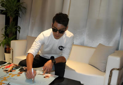 2015年7月3日，湖北武汉，电影《道士下山》在武汉举行新闻发布会和映后见面会。
王宝强 董琦 陈国坤