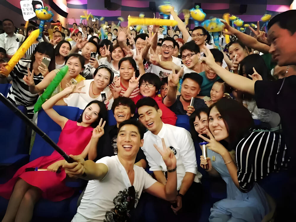 2015年7月3日，湖北武汉，电影《道士下山》在武汉举行新闻发布会和映后见面会。
王宝强 董琦 陈国坤