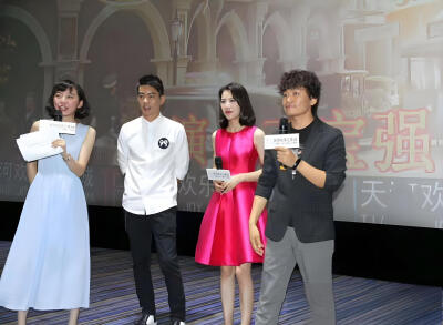 2015年7月3日，湖北武汉，电影《道士下山》在武汉举行新闻发布会和映后见面会。
王宝强 董琦 陈国坤