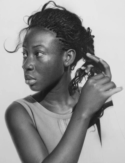 尼日利亚画家 Arinze Stanley 一组超写实人像素描绘画
