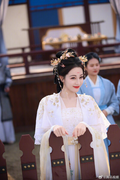 祝君新年快乐-热巴