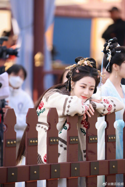 祝君新年快乐-热巴