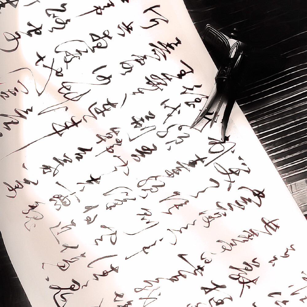 莹润如玉，洁白无尘，是泥土也遮盖不住的纯粹；
狂风暴雨、满园阴霾，却开出如皎月般的花朵。