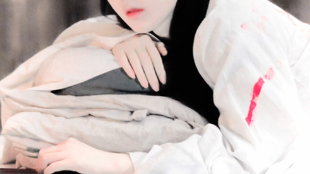 莹润如玉，洁白无尘，是泥土也遮盖不住的纯粹；
狂风暴雨、满园阴霾，却开出如皎月般的花朵。