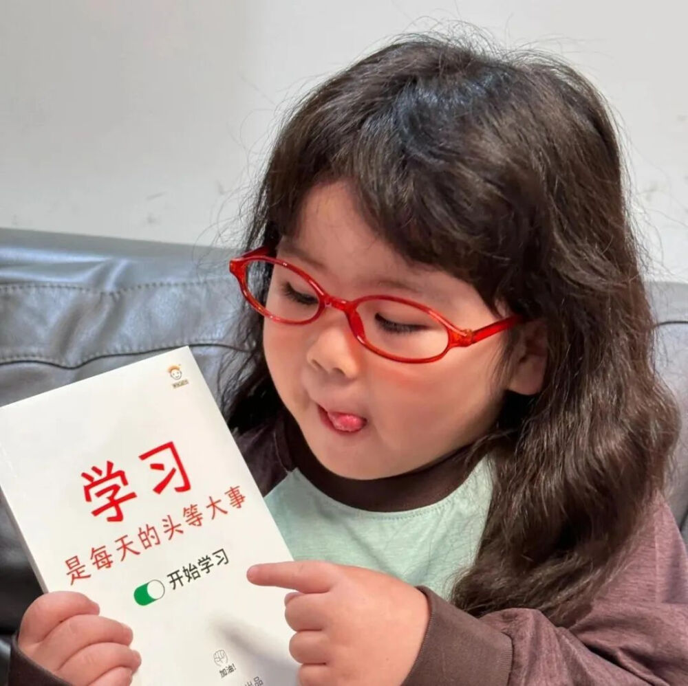 2025年小孩新年头像礼貌六张