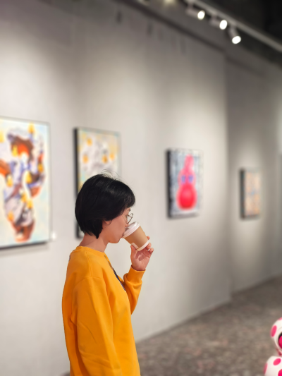 小孩看展