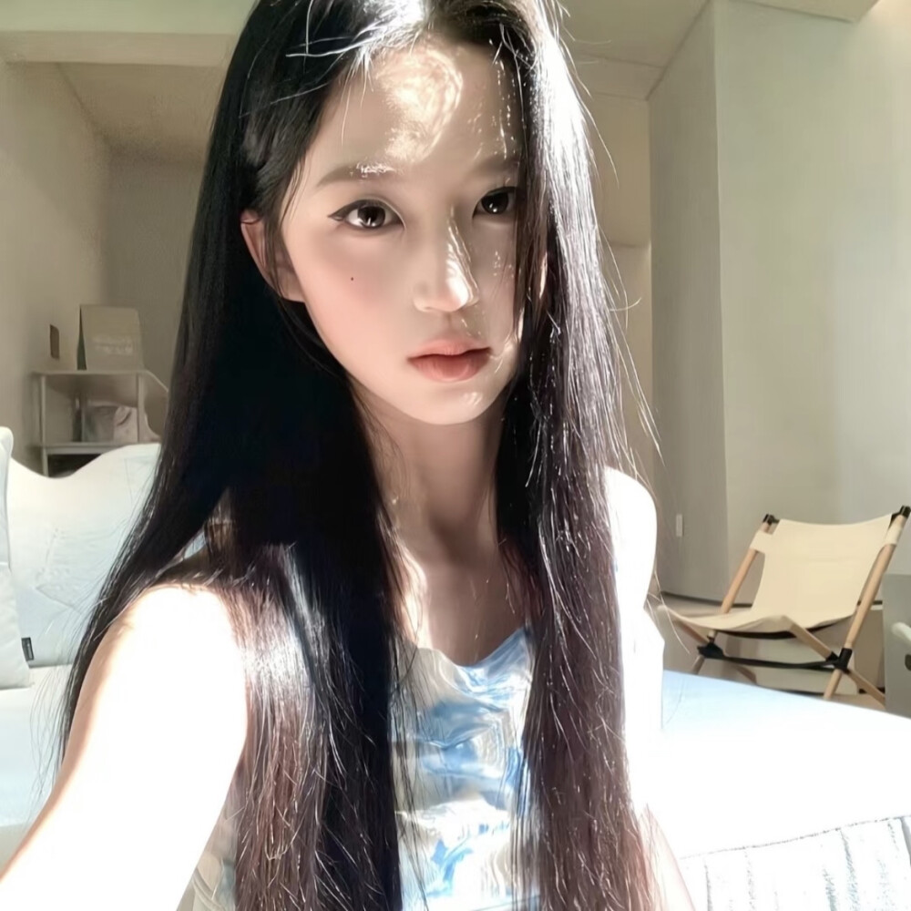 凌晨的海 难言的爱.
侵权删