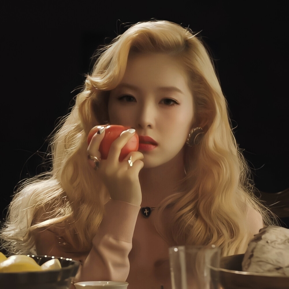 昏黄灯下，旧唱片播着初见恋歌。